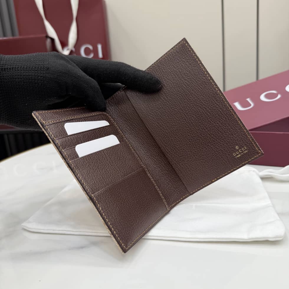 Gucci Essence Classic Passport Case Beige 876432_6_156011 Gucci Essence Classic Passport Case Beige 876432