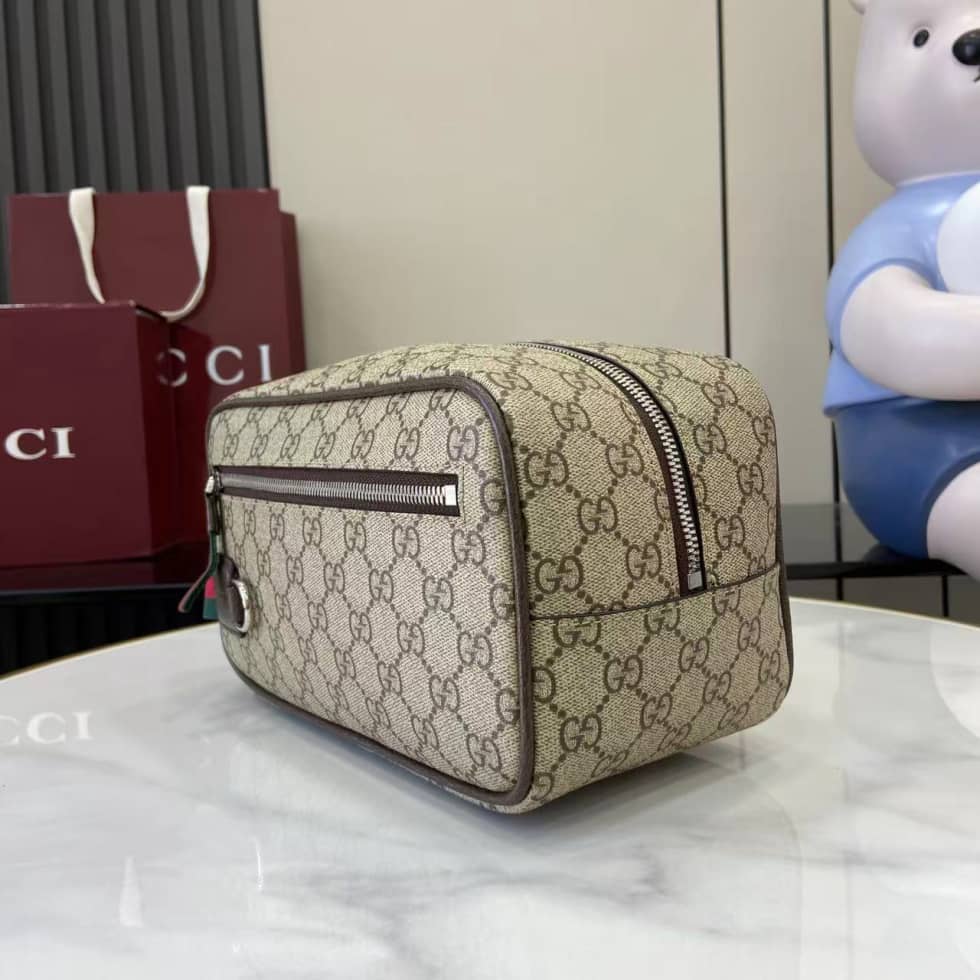 Gucci GG Supreme Medium Toiletry Case Brown_2_157770 Gucci GG Supreme Medium Toiletry Case Brown