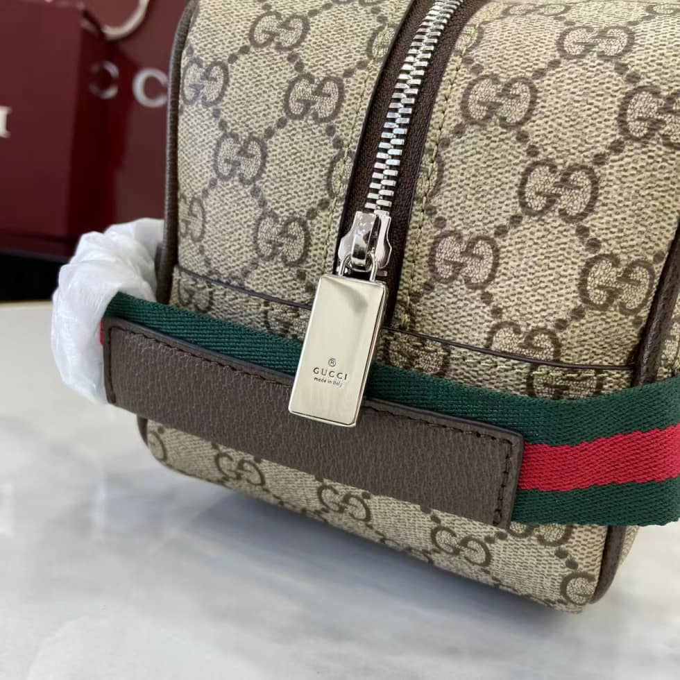 Gucci GG Supreme Medium Toiletry Case Brown_5_157770 Gucci GG Supreme Medium Toiletry Case Brown